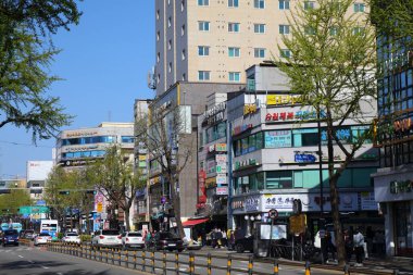 Suwon, Güney Kore - 8 Nisan 2023: Suwon şehir merkezindeki sokak manzarası. Güney Kore 'nin en büyük şehirlerinden biridir..