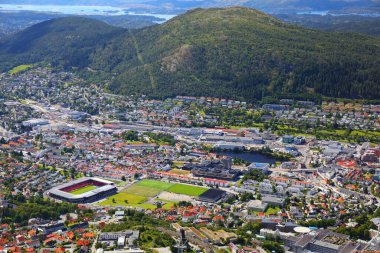 Bergen şehri, Norveç. Kronstad ve Solheim bölgelerinin yaz hava görüntüsü.