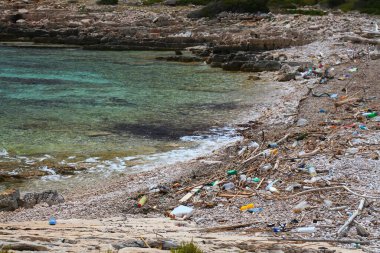 Hırvatistan 'daki Zirje adası. Hırvatistan 'da plaj çöplüğü ve plastik atık.