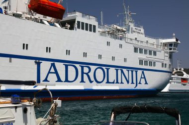 VIS, CROATIA - 22 Haziran 2021: Vis adasında Jadrolinija feribotu. Hırvatistan 'a 2018 yılında 18,4 milyon turist geldi.