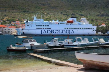 VIS, CROATIA - 22 Haziran 2021: Vis adasında Jadrolinija feribotu. Hırvatistan 'a 2018 yılında 18,4 milyon turist geldi.