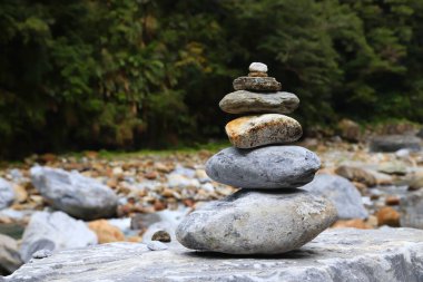 Stone, Tayvan 'daki Taroko Ulusal Parkı' nda iz bırakıyor. Taroko Boğazı 'ndaki Shakadang Patikası.