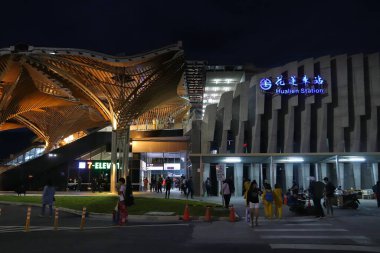 Hualien, Tayvan - 25 Kasım 2018: Yolcular Tayvan'daki Hualien İstasyonu'na geldi. Hualien Tayvan'ın doğu kıyısındaki en büyük şehirlerden biridir..
