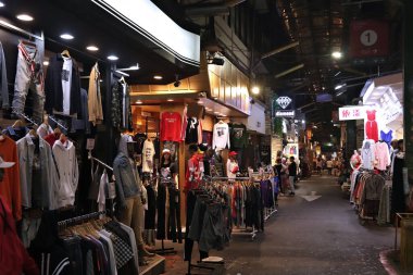 TAIPEI, TAIWAN - 4 Aralık 2018: İnsanlar Taipei 'deki Wufenpu moda toptan alışveriş pazarını ziyaret ediyor. Bölgede 1000 'den fazla giyim mağazası var..