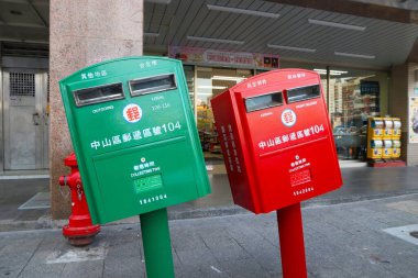 TAIPEI, TAIWAN - 4 Aralık 2018 Tayvan 'da tayfun sırasında bükülmüş posta kutuları. Çarpık posta kutuları popüler bir yerel simgedir..