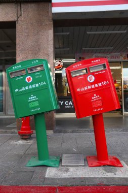 TAIPEI, TAIWAN - 4 Aralık 2018 Tayvan 'da tayfun sırasında eğik duran posta kutuları. Çarpık posta kutuları popüler bir yerel simgedir..