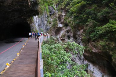 TAROKO Ulusal Parkı, TAIWAN - 25 Kasım 2018: Tayvan 'daki Taroko Milli Parkı' nda Swallow Grotto (Yanzikou) Patikasını ziyaret edin.