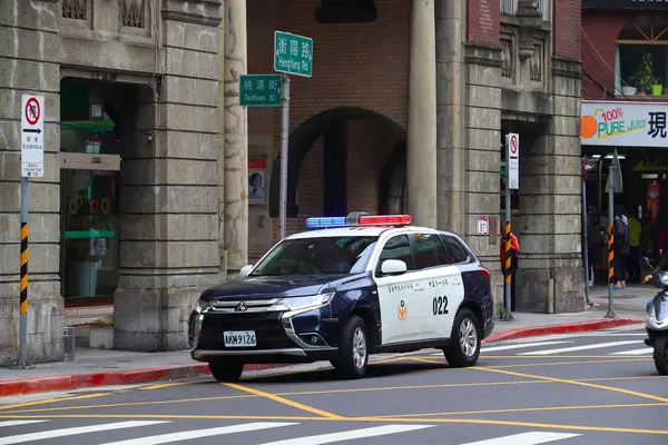 TAIPEI, TAIWAN - 5 Aralık 2018: Taipei şehrinin bir caddesinde Tayvan polis devriyesi Mitsubishi.