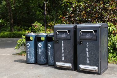 Singapur Bahçeleri 'nde çöp tenekeleri var. Büyük çöp tenekeleri güneş enerjili sıkıştırıcılar..