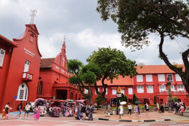 MALACCA, MALAYSIA - 15 Mart 2024: Malezya 'nın tarihi Malezya kentindeki Hollanda Meydanı' nı (Kızıl Meydan olarak da bilinir) ziyaret edenler.