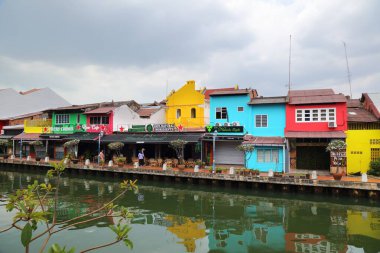 MALACCA, MALAYSIA - 15 Mart 2024: Malacca tarihi kentindeki Malacca Nehri Yürüyüşü 'nü ziyaret edenler.