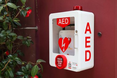 SINGAPORE CITY, SINGAPORE - 12 Mart 2024: Otomatik dış defibrilatör AED birimi - Singapur 'da bir kamu binasında tıbbi acil durum ekipmanı.