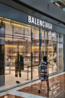 SINGAPORE ŞEHRİ, SINGAPORE - 12 Mart 2024: Marina Bay Shoppes, Singapur 'daki Balenciaga premium moda mağazası.