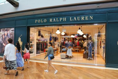 SINGAPORE CITY, SINGAPORE - 12 Mart 2024: Singapur 'daki Marina Bay Shoppes' de Polo Ralph Lauren premium marka moda mağazası.