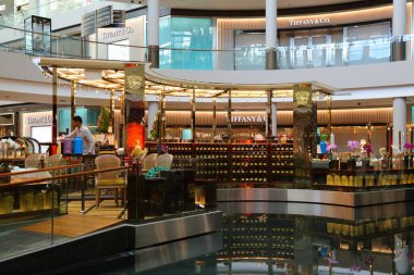 SINGAPORE ŞEHRİ, ŞARKI - 12 Mart 2024: TWG Tea cafe ve Tiffany and Co kuyumcu Singapur 'daki Marina Bay Shoppes.