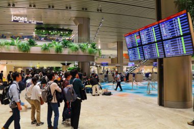 SINGAPORE ŞEHRİ, SINGAPORE - 10 Mart 2024: Yolcular Singapur Changi Havaalanı 'nın kontrol gişesini ziyaret ediyor.
