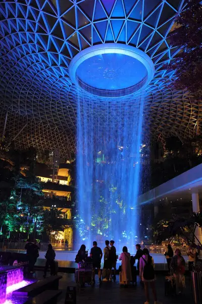 Singapore City Singapore March 2024 Пасажири Відвідують Нічне Освітлення Фонтану — стокове фото