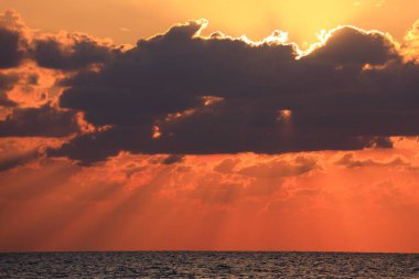 Hayfa 'da Akdeniz üzerinde gün batımı. Hayfa, İsrail 'de deniz manzarası.