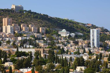 İsrail 'deki Haifa şehri Carmel Dağı. Hayfa 'nın Hadar HaCarmel ilçesinin şehir manzarası.