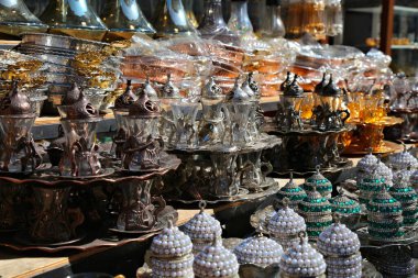 İstanbul, Türkiye 'de süs çay setleri. Geleneksel Türk tarzı çay bardakları.