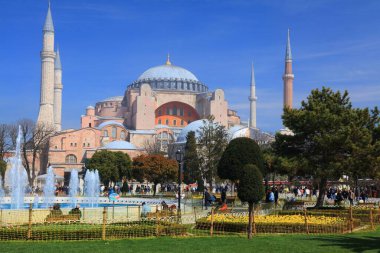İSTANBUL, TURKEY - 25 Mart 2023: İstanbul, Türkiye 'de güneşli bir günde insanlar Ayasofya Büyük Camii' ni ziyaret ediyor. İstanbul 'un Fatih ilçesindeki UNESCO Dünya Mirası Alanı.