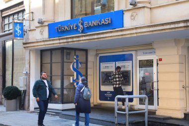 ISTANBUL, TURKEY - 25 Mart 2023: İsbank olarak da bilinen Türkiye Bankası şubesini ziyaret etti. Türkiye 'nin en büyük bankalarından biri..