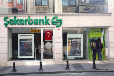 İSTANBUL, TURKEY - 25 Mart 2023: İnsanlar İstanbul 'daki Sekerbank şubesinin ATM' sini ziyaret ediyor. Sekerbank krediler konusunda uzmanlaştı.