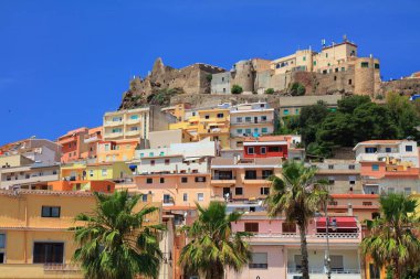 İtalya 'nın Sardunya adasındaki Castelsardo kasabası. Sassari ili Townscape, Asinara Körfezi.