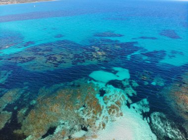 Güzel manzara. İtalya, Sardunya 'nın insansız hava aracı bakış açısı. Capo Comino Sardunya 'nın sığ kıyıları. Isola Rossa Adası.