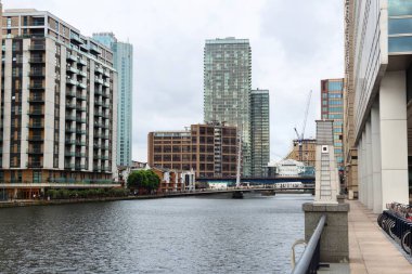Londra, İngiltere 'deki Canary Whaft Güney Rıhtımı silueti..