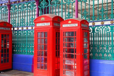 Londra İngiltere 'de kırmızı telefon, İngiltere' de telefon kulübeleri. Londra simgeleri.