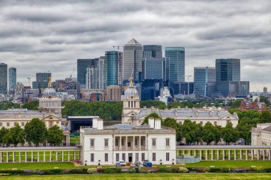 Londra İngiltere ufuk çizgisi İngiltere. Londra 'daki Canary Wharf ve Greenwich. UNESCO Dünya Mirası Alanı.