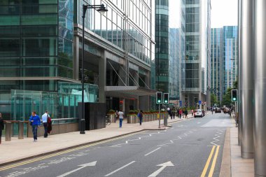 LONDON, İngiltere - 8 Temmuz 2016: İnsanlar Londra 'daki Canary Wharf modern alanını ziyaret ediyor. Canary Wharf Londra 'nın ikinci finans merkezi..