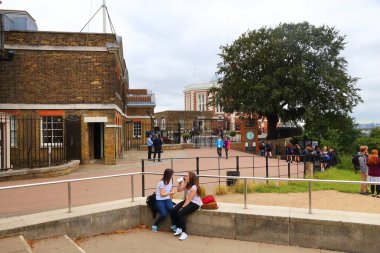 Londra, İngiltere - 8 Temmuz 2016: İnsanlar Royal Greenwich Gözlemevi Londra, İngiltere'de ziyaret edin. Ana meridyene Coğrafya başvuru için kullanılan sitedir.