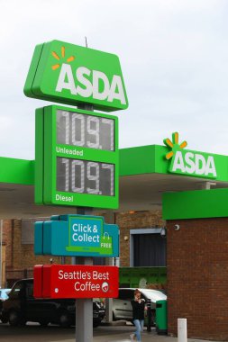 Londra, İngiltere - 9 Temmuz 2016: Londra'daki Asda benzin istasyonunda benzin fiyatları. Asda İngiltere'de 300'den fazla benzin istasyonu işletmektedir. Asda Walmart grubunun bir parçasıdır.