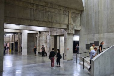 LONDON, İngiltere - 8 Temmuz 2016: İnsanlar Londra 'daki Tate Modern Galerisi' nin yeniden tasarlanmış endüstriyel iç mekanını ziyaret ediyor. Galeri, Londra 'nın Southwark ilçesinin Bankside bölgesinde yer almaktadır..