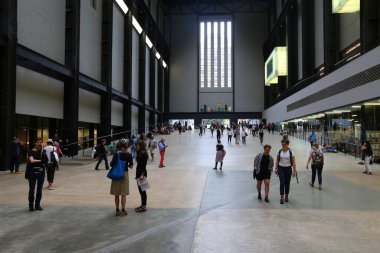 LONDON, İngiltere - 8 Temmuz 2016: İnsanlar Londra 'daki Tate Modern Galerisi' nin yeniden tasarlanmış endüstriyel iç mekanını ziyaret ediyor. Galeri, Londra 'nın Southwark ilçesinin Bankside bölgesinde yer almaktadır..