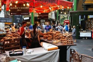 LONDON, İngiltere - 8 Temmuz 2016: İnsanlar Southwark, Londra 'daki Borough Market' teki bir fırını ziyaret ediyorlar. Avrupa 'nın en eski pazarlarından biridir. 1.000 'inci doğum günü 2014' teydi..