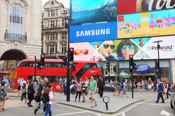 LONDON, İngiltere - 9 Temmuz 2016: İnsanlar Londra 'daki Piccadilly Sirki' ni ziyaret ediyor. Londra, 13 milyon nüfusuyla İngiltere 'nin en kalabalık şehridir..