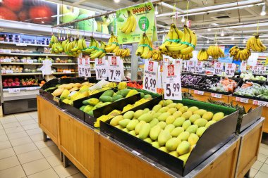 KUALA LUMPUR, MALAYSIA - 17 Mart 2024: Kuala Lumpur 'da bir markette mango çeşitleriyle dolu meyve reyonu.