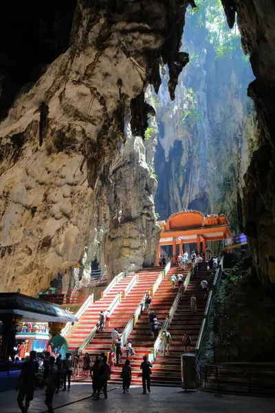 BATU CAVES, MALAYSIA - 17 Mart 2024: Pilgrimler Kuala Lumpur 'un dışındaki Batu Mağara Tapınağı kompleksini ziyaret ederler. Batu Mağaraları Hindistan dışındaki en tanınmış Hindu din merkezlerinden birindedir..