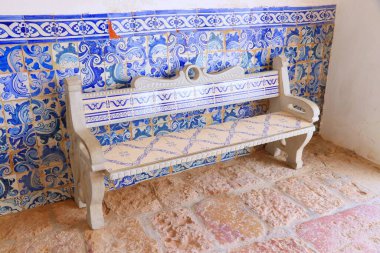 Portekiz 'de mavi azulejo fayansları. Porches, Algarve 'de geleneksel Portekiz dekorasyonu.