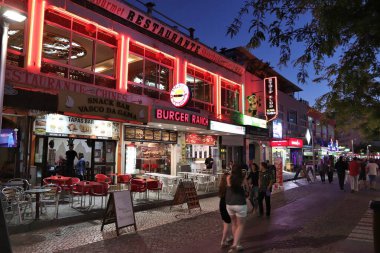 PORTIMAO, PORTUGAL - 2 Haziran 2018: Portekiz 'in Algarve bölgesindeki Portimao kasabasındaki yerel restoranlar.