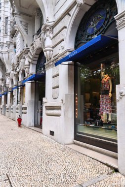 LISBON, PORTUGAL - 6 Haziran 2018: Lizbon 'daki Avenida da Liberdade' deki Prada lüks moda mağazası. Bu ünlü bulvar lüks marka alışverişi ve en iyi gayrimenkulleri ile ünlüdür..