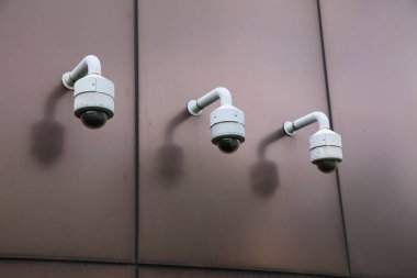 Singapur 'daki güvenlik kameraları. CCTV ekipmanları. Güvenlik izleme teknolojisi.