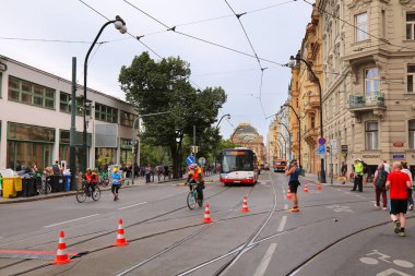 PRAG, CZECH REPUBLIC - 5 Mayıs 2024: Prag Maratonu 'nun son koşucusuna Avrupa' nın en büyük maratonlarından birinde gönüllüler eşlik ediyor.