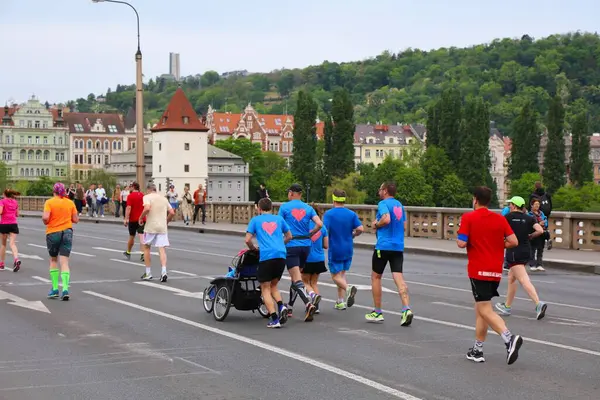 Prague República Checa Maio 2024 Corredores Participam Maratona Praga Uma — Fotografia de Stock
