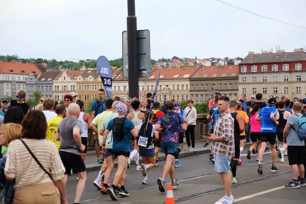 Prague República Checa Maio 2024 Corredores Seguem Maratonas Temporais Maratona — Fotografia de Stock