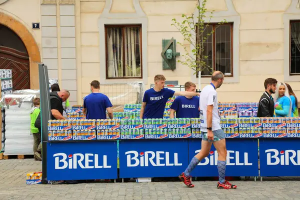Prague República Checa Maio 2024 Voluntários Dão Refrescos Refrigerantes Birell — Fotografia de Stock
