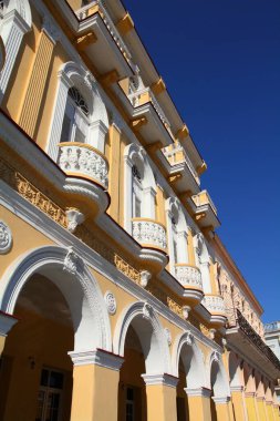 Sancti Spiritus, Küba - şehir meydanındaki otantik sömürge mimarisi.